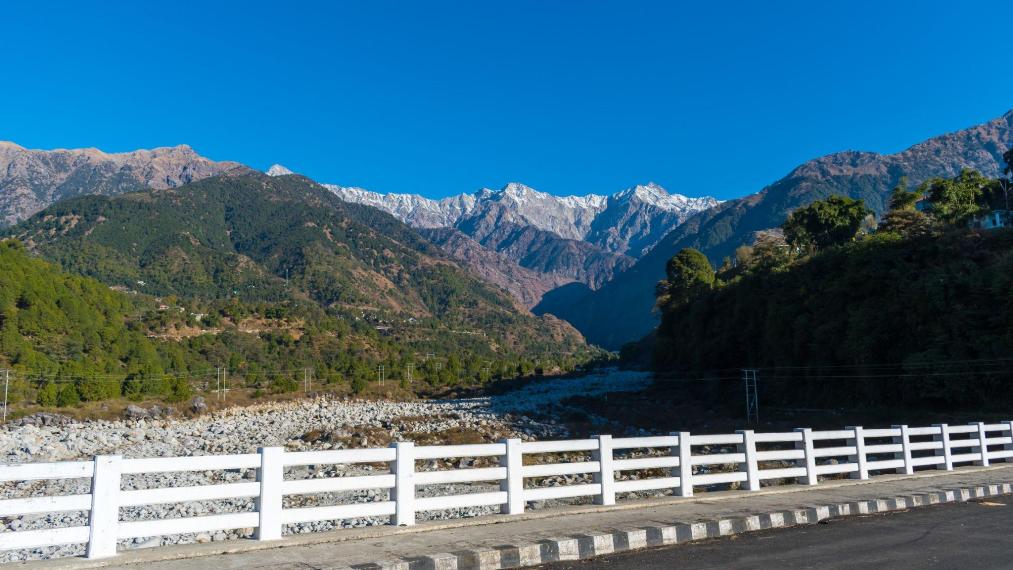 “Discovering the Himalayan Haven: How to Reach in Dharamshala by Road”