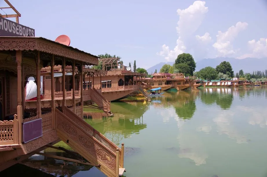 Stay in a Houseboat in Srinagar