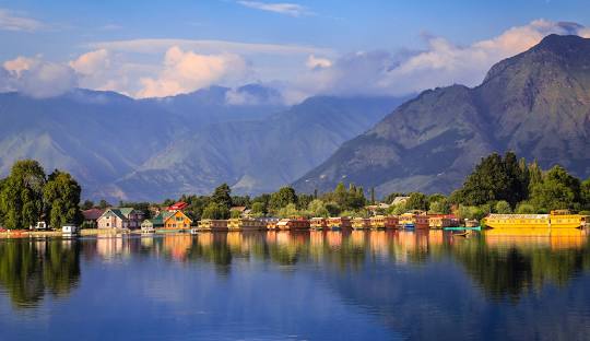 Experience the Houseboats on Nigeen Lake