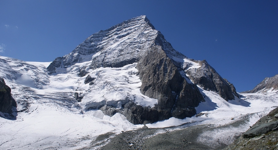 Trekking to the Kolahoi Glacier