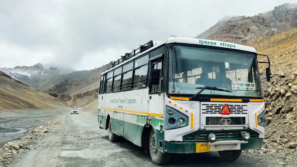 How to reach Manali by bus