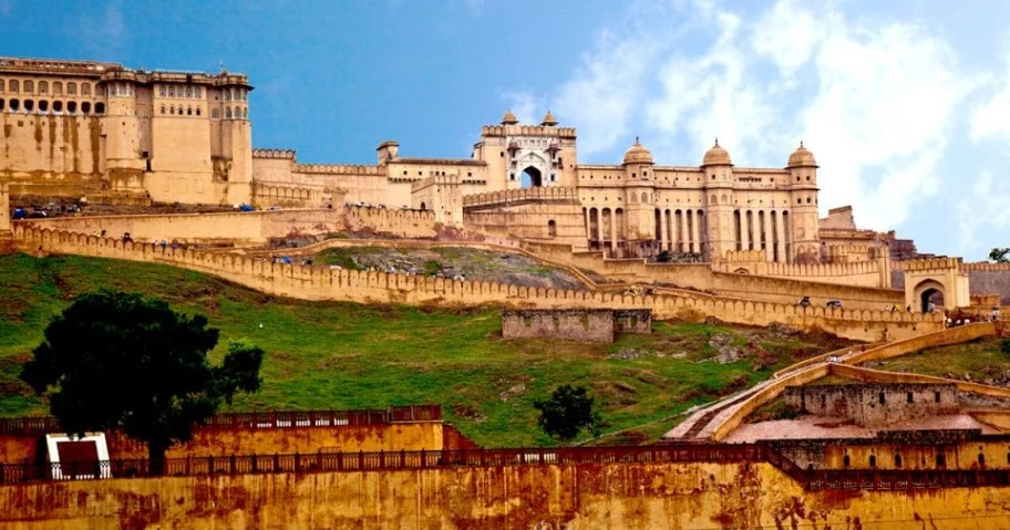 Visit the spectacular Amber Fort in Jaipur