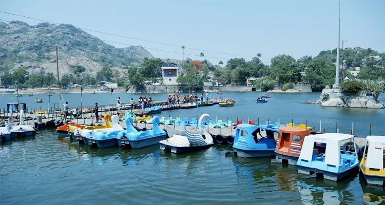 Take a boat ride at Nakki Lake