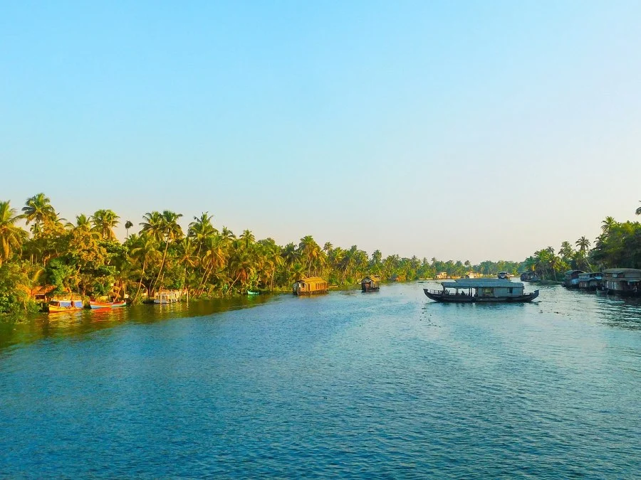 Visit Vembanad Lake in Alleppey