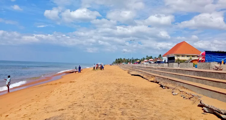 Visit Shangumugham Beach in Trivandrum